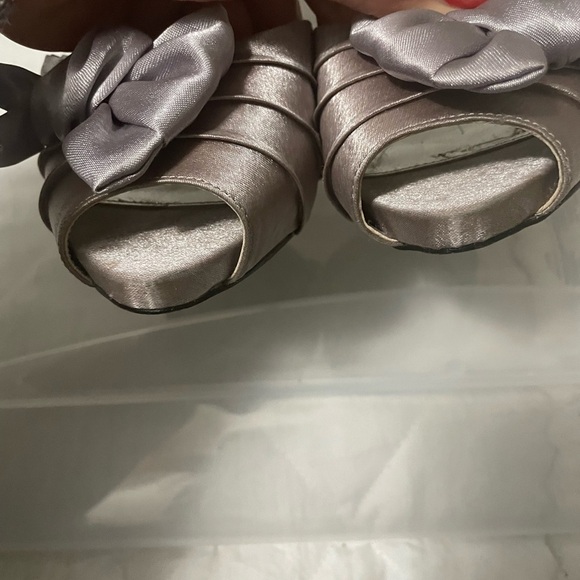 Nina New York silver with lavender hue satin ankle strap heels. Bows - Picture 4 of 11